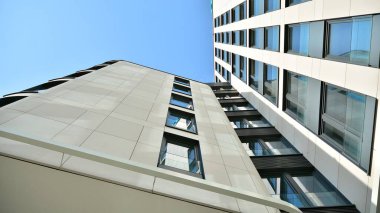 Modern bir ofis binasının kumtaşı cephesinin bir parçası. Modern bina cephesinin geniş ve soyut bir parçası.