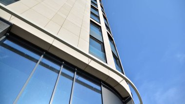Modern bir ofis binasının kumtaşı cephesinin bir parçası. Modern bina cephesinin geniş ve soyut bir parçası.