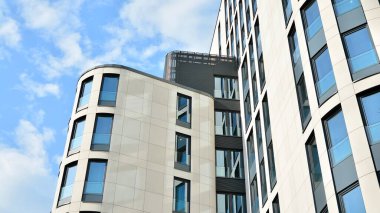 Modern bir ofis binasının kumtaşı cephesinin bir parçası. Modern bina cephesinin geniş ve soyut bir parçası.