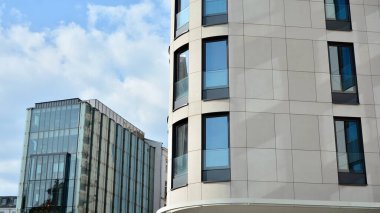 Modern bir ofis binasının kumtaşı cephesinin bir parçası. Modern bina cephesinin geniş ve soyut bir parçası.