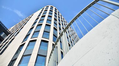 Modern bir ofis binasının kumtaşı cephesinin bir parçası. Modern bina cephesinin geniş ve soyut bir parçası.