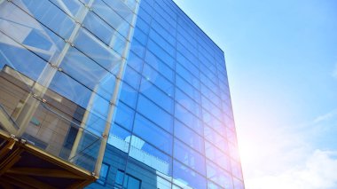 Cilalı, perspektifli modern bir ofis binasının ön cephesi.. 