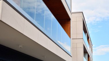 Emlak ve apartman mimarisi. Modern apartman dairesinin dış yüzeyli bir parçası. Yeni lüks ev kompleksinin ayrıntıları. 