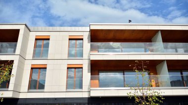 Emlak ve apartman mimarisi. Modern apartman dairesinin dış yüzeyli bir parçası. Yeni lüks ev kompleksinin ayrıntıları. 