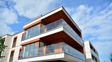 Emlak ve apartman mimarisi. Modern apartman dairesinin dış yüzeyli bir parçası. Yeni lüks ev kompleksinin ayrıntıları. 