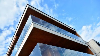 Emlak ve apartman mimarisi. Modern apartman dairesinin dış yüzeyli bir parçası. Yeni lüks ev kompleksinin ayrıntıları. 