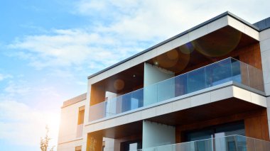 Emlak ve apartman mimarisi. Modern apartman dairesinin dış yüzeyli bir parçası. Yeni lüks ev kompleksinin ayrıntıları. 