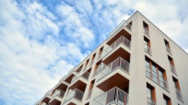 Emlak ve apartman mimarisi. Modern apartman dairesinin dış yüzeyli bir parçası. Yeni lüks ev kompleksinin ayrıntıları. 