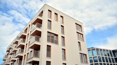 Emlak ve apartman mimarisi. Modern apartman dairesinin dış yüzeyli bir parçası. Yeni lüks ev kompleksinin ayrıntıları. 