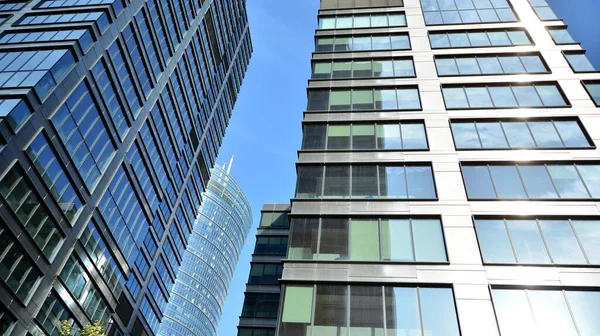 Fragmentfasad Modern Kontorsbyggnad Med Glasrutor Perspektiv — Stockfoto