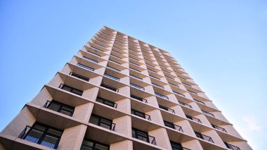 Emlak ve apartman mimarisi. Modern apartman dairesinin dış yüzeyli bir parçası. Yeni lüks ev kompleksinin ayrıntıları. 