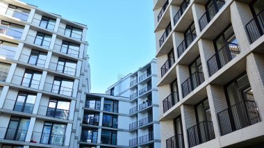 Emlak ve apartman mimarisi. Modern apartman dairesinin dış yüzeyli bir parçası. Yeni lüks ev kompleksinin ayrıntıları. 