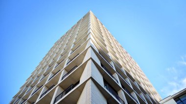 Emlak ve apartman mimarisi. Modern apartman dairesinin dış yüzeyli bir parçası. Yeni lüks ev kompleksinin ayrıntıları. 