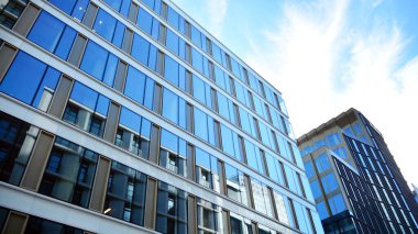 Cilalı, perspektifli modern bir ofis binasının ön cephesi.. 