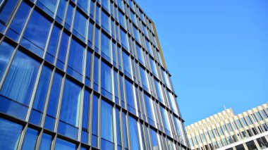 Cilalı, perspektifli modern bir ofis binasının ön cephesi.. 