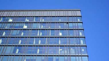 Cilalı, perspektifli modern bir ofis binasının ön cephesi.. 