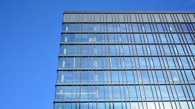 Cilalı, perspektifli modern bir ofis binasının ön cephesi.. 