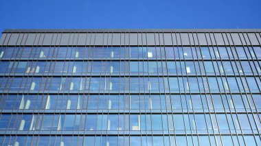 Cilalı, perspektifli modern bir ofis binasının ön cephesi.. 