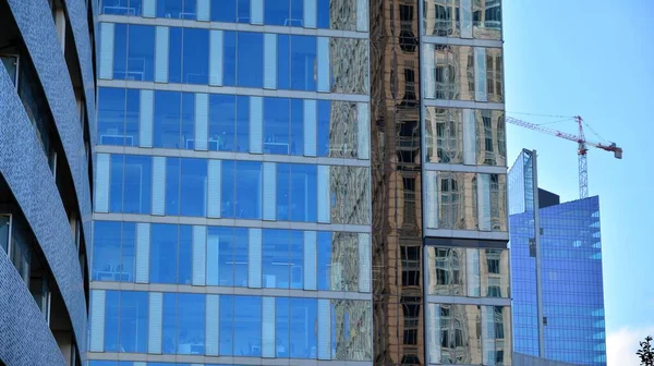 Fragmento Fachada Edifício Escritórios Moderno Com Vidros Perspectiva — Fotografia de Stock