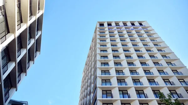 Emlak ve apartman mimarisi. Modern apartman dairesinin dış yüzeyli bir parçası. Yeni lüks ev kompleksinin ayrıntıları. 