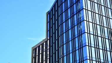 Cilalı, perspektifli modern bir ofis binasının ön cephesi.. 