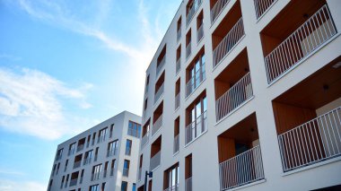 Emlak ve apartman mimarisi. Modern apartman dairesinin dış yüzeyli bir parçası. Yeni lüks ev kompleksinin ayrıntıları. 