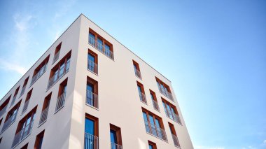 Emlak ve apartman mimarisi. Modern apartman dairesinin dış yüzeyli bir parçası. Yeni lüks ev kompleksinin ayrıntıları. 