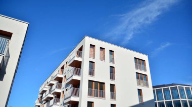 Emlak ve apartman mimarisi. Modern apartman dairesinin dış yüzeyli bir parçası. Yeni lüks ev kompleksinin ayrıntıları. 