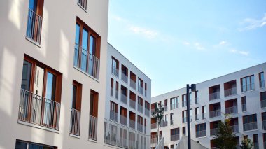 Emlak ve apartman mimarisi. Modern apartman dairesinin dış yüzeyli bir parçası. Yeni lüks ev kompleksinin ayrıntıları. 