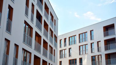 Emlak ve apartman mimarisi. Modern apartman dairesinin dış yüzeyli bir parçası. Yeni lüks ev kompleksinin ayrıntıları. 