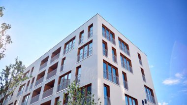 Emlak ve apartman mimarisi. Modern apartman dairesinin dış yüzeyli bir parçası. Yeni lüks ev kompleksinin ayrıntıları. 