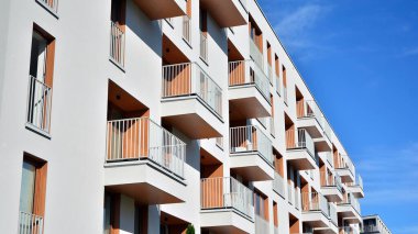 Emlak ve apartman mimarisi. Modern apartman dairesinin dış yüzeyli bir parçası. Yeni lüks ev kompleksinin ayrıntıları. 