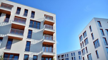 Emlak ve apartman mimarisi. Modern apartman dairesinin dış yüzeyli bir parçası. Yeni lüks ev kompleksinin ayrıntıları. 