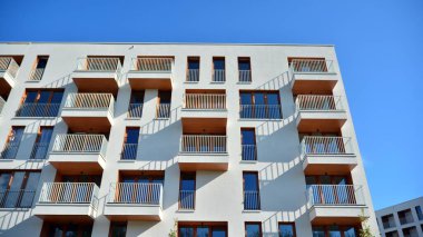 Emlak ve apartman mimarisi. Modern apartman dairesinin dış yüzeyli bir parçası. Yeni lüks ev kompleksinin ayrıntıları. 