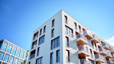 Emlak ve apartman mimarisi. Modern apartman dairesinin dış yüzeyli bir parçası. Yeni lüks ev kompleksinin ayrıntıları. 