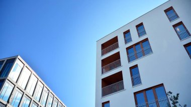 Emlak ve apartman mimarisi. Modern apartman dairesinin dış yüzeyli bir parçası. Yeni lüks ev kompleksinin ayrıntıları. 