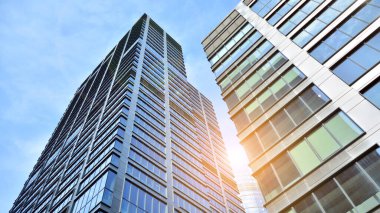 Ofis binası, mavi cam duvar ve güneş yansımalarının detayları..