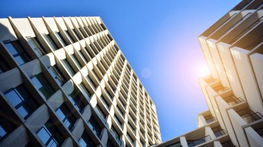 Apartman, ev ve dış görünüş mimarisi ve açık hava tesisleri. Arka planda mavi gökyüzü. Güneş ışığı