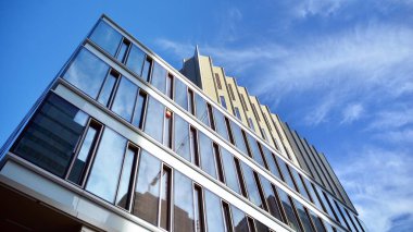 Ofis binası, mavi cam duvar ve güneş yansımalarının detayları..