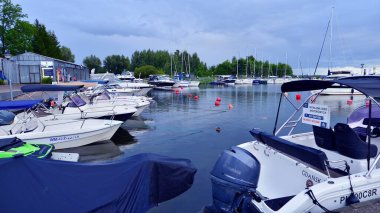 Wilkasy, Polonya. 24 Ağustos 2025. Marina Wilkasy ve tekneleri Gizycko yakınlarındaki Niegocin Gölü üzerinde demirlediler..