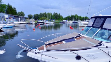 Wilkasy, Polonya. 24 Ağustos 2025. Marina Wilkasy ve tekneleri Gizycko yakınlarındaki Niegocin Gölü üzerinde demirlediler..
