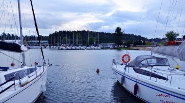 Wilkasy, Polonya. 24 Ağustos 2025. Marina Wilkasy ve tekneleri Gizycko yakınlarındaki Niegocin Gölü üzerinde demirlediler..