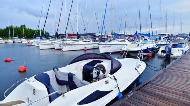 Wilkasy, Polonya. 24 Ağustos 2025. Marina Wilkasy ve tekneleri Gizycko yakınlarındaki Niegocin Gölü üzerinde demirlediler..