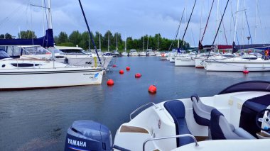 Wilkasy, Polonya. 24 Ağustos 2025. Marina Wilkasy ve tekneleri Gizycko yakınlarındaki Niegocin Gölü üzerinde demirlediler..