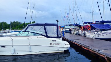 Wilkasy, Polonya. 24 Ağustos 2025. Marina Wilkasy ve tekneleri Gizycko yakınlarındaki Niegocin Gölü üzerinde demirlediler..