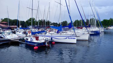 Wilkasy, Polonya. 24 Ağustos 2025. Marina Wilkasy ve tekneleri Gizycko yakınlarındaki Niegocin Gölü üzerinde demirlediler..