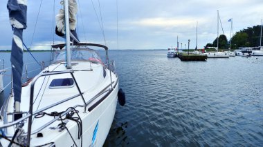 Wilkasy, Polonya. 24 Ağustos 2025. Marina Wilkasy ve tekneleri Gizycko yakınlarındaki Niegocin Gölü üzerinde demirlediler..