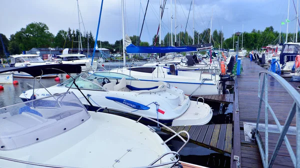 Wilkasy, Polonya. 24 Ağustos 2025. Marina Wilkasy ve tekneleri Gizycko yakınlarındaki Niegocin Gölü üzerinde demirlediler..