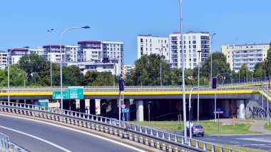 Varşova, Polonya. 15 Ağustos 2025. Siekierkowski Köprüsü manzarası. Arka planda Goclaw konutları var..