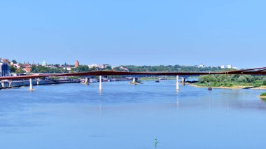 Varşova, Polonya. 15 Ağustos 2025. Vistula üzerindeki yaya ve bisiklet köprüsünün görüntüsü. 